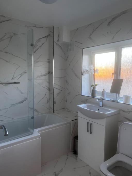 Home In Basildon, Essex Extérieur photo